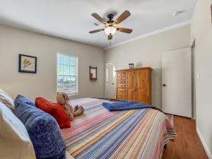 Un pat sau paturi într-o cameră la Old Whitmer Place Apache Junction