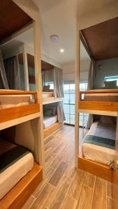 Zimmer mit 4 Etagenbetten und Holzboden in der Unterkunft Adra Hostal Peten in Flores