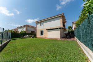 a yard with a house and a fence at Casa San Martin in Cortiguera