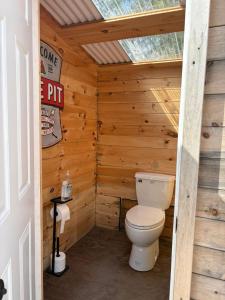 ein Badezimmer mit WC in einer Holzhütte in der Unterkunft Howling Wolf Resort in Seward