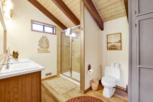 ein Badezimmer mit Dusche, Toilette und Waschbecken in der Unterkunft Golf & Ski Retreat #1443 in Big Bear Lake + 30 Fotos