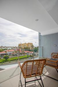 Dos sillas y una mesa en un balcón con vista. en Viva Jaco, en Jacó 48 fotos más