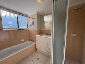 Ένα μπάνιο στο White Opal Unit 4 +4 φωτογραφίες