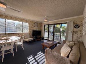 Χώρος καθιστικού στο White Opal Unit 4