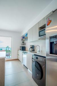 cocina con lavavajillas y lavadora en Viva Jaco, en Jacó
