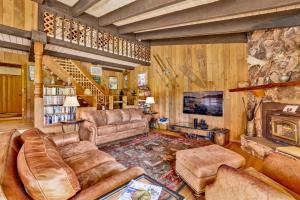 ein Wohnzimmer mit Couch und Kamin in der Unterkunft Golf & Ski Retreat #1443 in Big Bear Lake