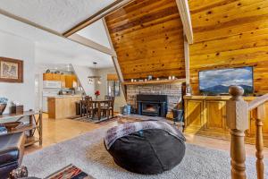 a living room with a fireplace and a kitchen at Mescalero Flagstaff in Munds Park