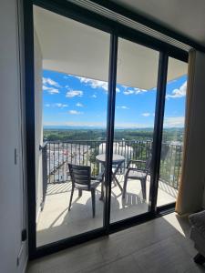 Una vista de un balcón con una mesa y sillas. en Cozy Apt In The Coffee Region, en Armenia