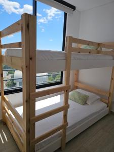 una litera en una habitación con ventana en Cozy Apt In The Coffee Region, en Armenia