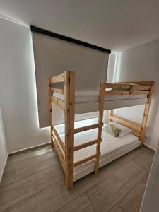 Dos literas en una habitación con ventana. en Cozy Apt In The Coffee Region, en Armenia 18 fotos más