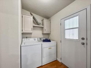 O bucătărie sau chicinetă la Old Whitmer Place Apache Junction