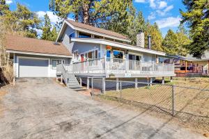 ein Haus mit einem Zaun davor in der Unterkunft Golf & Ski Retreat #1443 in Big Bear Lake