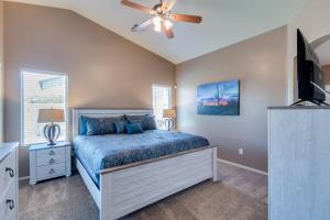 a bedroom with a bed and a ceiling fan at Palmen Maricopa in Maricopa