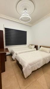 Postel nebo postele na pokoji v ubytování الأردن اربد دوار صحارى مجمع عمان الجديد الراهبات الورديه دوار صحارى دوار القبه دوار اللوازم
