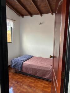 a bedroom with a bed in the corner of a room at cálido apartamento en Bello in Estación El Salto