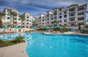 a swimming pool in front of a large apartment building at Queen Creek #139 Chandler in Chandler