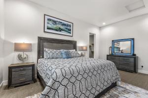 a bedroom with a bed and a dresser and a mirror at Cottonrose Flagstaff in Flagstaff