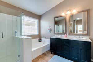 a bathroom with two sinks and a tub and a shower at Palmen Maricopa in Maricopa +34 photos
