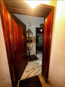 Una puerta abierta a una habitación con un pasillo. en مرتيل, en Martil