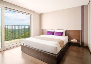 Una cama o camas en una habitación de Hanwha Resort Yongin Besancon