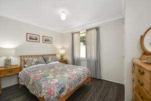 4BR 2BA Cozy Blackheath Cottage with Firepit & Pool Table客房内的一张或多张床位