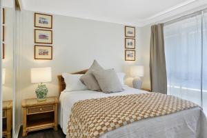 黑荒地4BR 2BA Cozy Blackheath Cottage with Firepit & Pool Table的一间带床和窗户的白色卧室