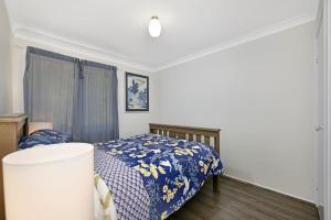 4BR 2BA Cozy Blackheath Cottage with Firepit & Pool Table客房内的一张或多张床位
