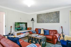 黑荒地4BR 2BA Cozy Blackheath Cottage with Firepit & Pool Table的带沙发和电视的客厅
