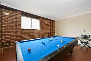 4BR 2BA Cozy Blackheath Cottage with Firepit & Pool Table内的一张台球桌