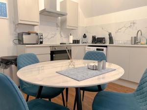 Køkken eller tekøkken på Central & Modern 2 Bedroom City Apartment + 21 billeder