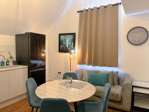 Køkken eller tekøkken på Central & Modern 2 Bedroom City Apartment