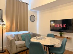 Et tv og/eller underholdning på Central & Modern 2 Bedroom City Apartment