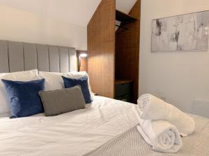 En eller flere senge i et værelse på Central & Modern 2 Bedroom City Apartment