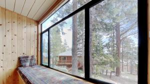 Ένα ή περισσότερα κρεβάτια σε δωμάτιο στο 2 Bedroom Townhome With Easy Access to Mountain Biking & Lake Activities - Unit 531 at 1849 condo