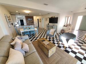 una sala de estar con un sofá y una mesa en Coastal Bliss, en St. Augustine
