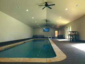 Bazén v ubytování Big Bear Splash nebo v jeho okolí