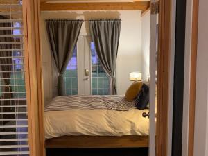 un letto in una stanza con una finestra di Le loft du capitaine a L'Ange Gardien