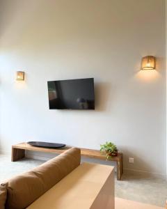 TV a/nebo společenská místnost v ubytování La Playa Studios Hiriketiya