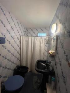 ein Badezimmer mit Waschbecken, Toilette und Spiegel in der Unterkunft Casa quinta in Pilar