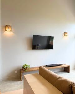TV a/nebo společenská místnost v ubytování La Playa Studios Hiriketiya