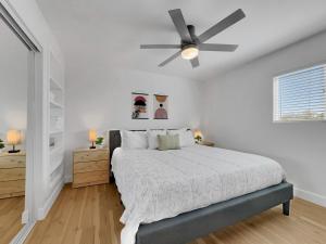 una camera da letto bianca con un letto e un ventilatore a soffitto di Boulder Apache Junction ad Apache Junction