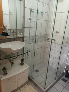 Phòng tắm tại Apto inteiro pertinho do Shopping 1 qto ar cond