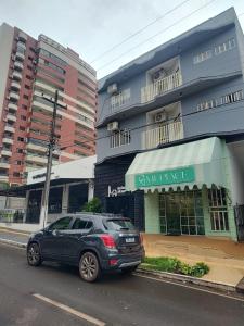 a black car parked in front of a building at Apartamento em Cacoal - centro in Cacoal