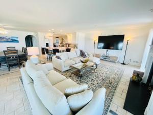 een woonkamer met witte meubels en een flatscreen-tv bij Wilson dunes 304 in Rehoboth Beach