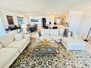 een woonkamer met witte banken en een tafel bij Wilson dunes 304 in Rehoboth Beach