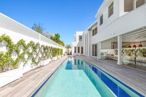 une vue extérieure d'une maison avec piscine dans l'établissement Coastal Luxe - Hampton inspired, à Kingscliff