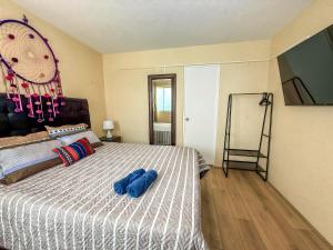 a bedroom with a bed with a blue object on it at Nuevo exclusivo con vista al mar - Blue One in Lima