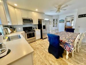 リホボスビーチにあるMaryland avenue 18のテーブルと椅子付きのキッチン、キッチン付きのキッチン