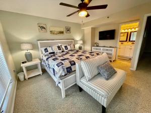 Postel nebo postele na pokoji v ubytování Wilmington avenue 50 #107