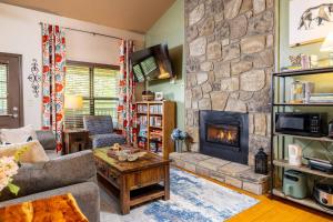 ein Wohnzimmer mit einem Steinkamin in der Unterkunft Super Cute! Hot Tub, Fully Stocked, Great Location in Glade